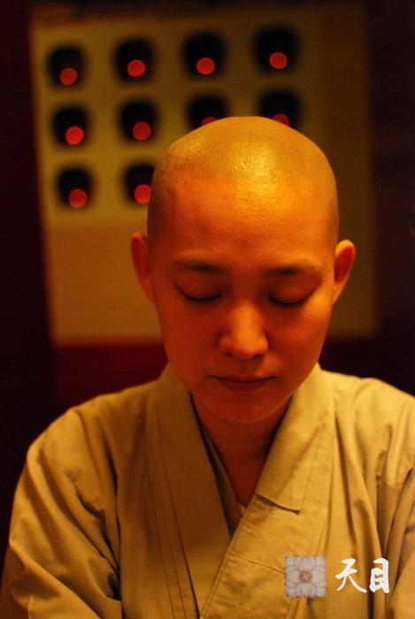 20100913果实法师受戒前在广州应《南方日报》刘冠南记者供养香巴拉素食馆3