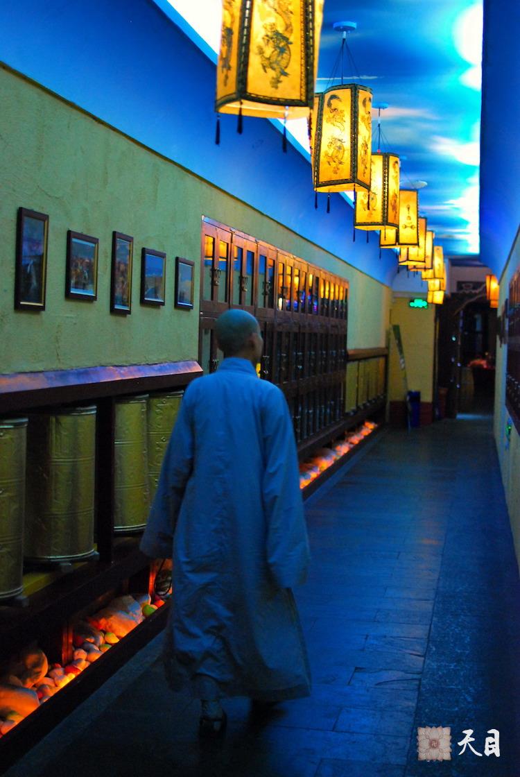 20100913果实法师受戒前在广州应《南方日报》刘冠南记者供养香巴拉素食馆3