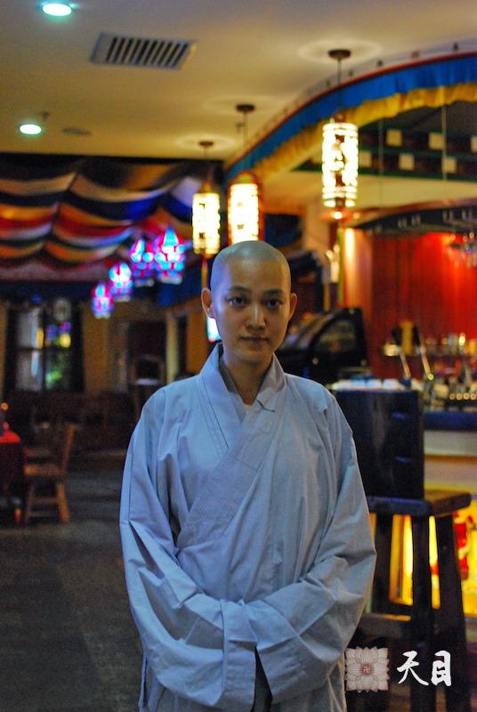 20100913果实法师受戒前在广州应《南方日报》刘冠南记者供养香巴拉素食馆3