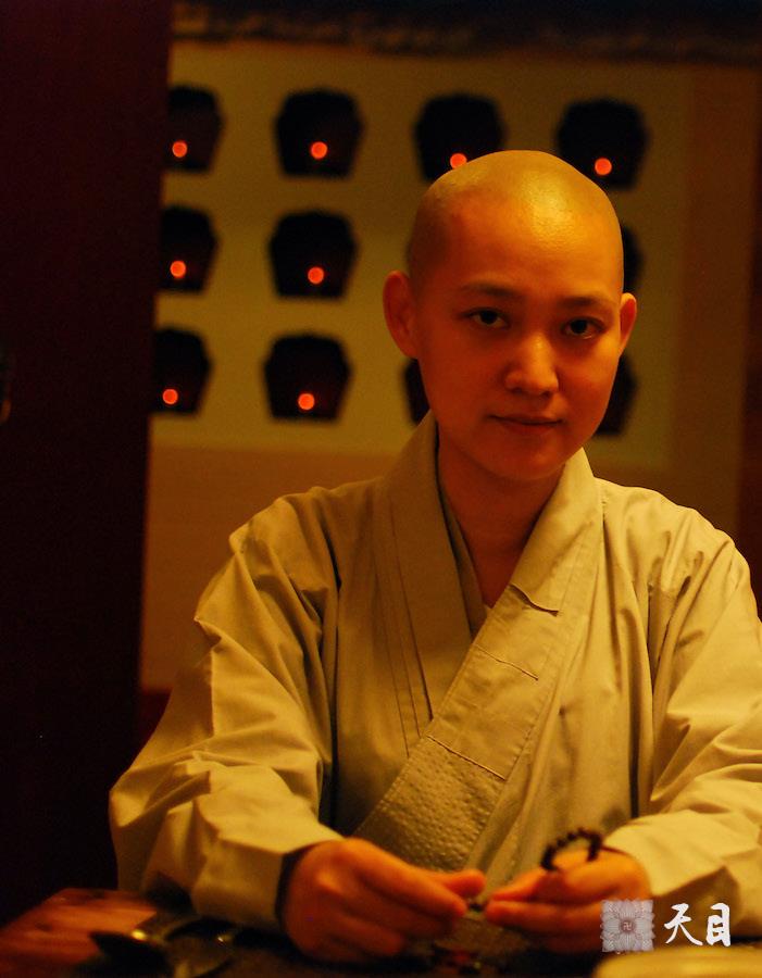 20100913果实法师受戒前在广州应《南方日报》刘冠南记者供养香巴拉素食馆1