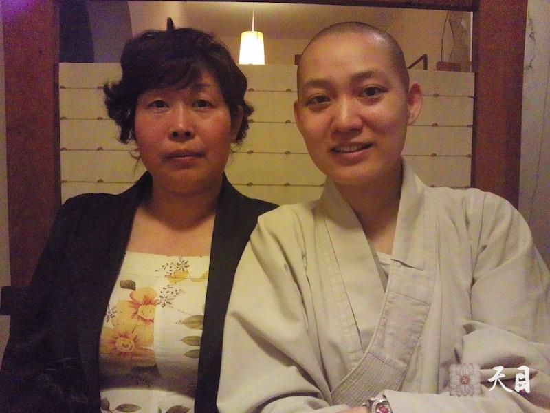 20100528果实法师跟随恩师圣观法师在上海吉祥草素食馆常阳居士做护法