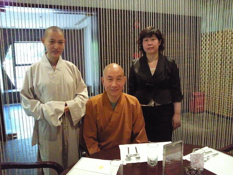 20100527圣观法师带领果实法师在上海龙华寺内的人道素食馆用餐常阳居士做护法