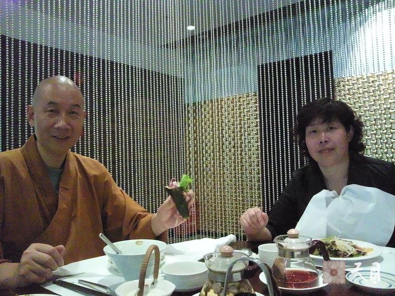 20100527圣观法师带领果实法师在上海龙华寺内的人道素食馆用餐常阳居士做护法