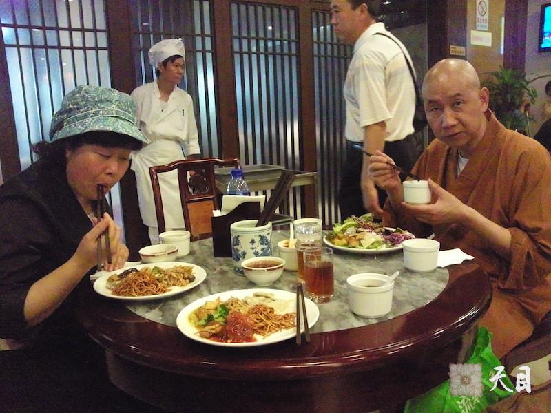 20100526恩师圣观法师带领果实法师游览上海世博会在功德林素食馆用餐常阳居士做护法