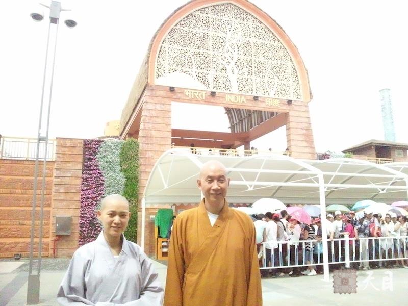 20100526圣观法师带领果实法师游览上海世博会印度馆常阳居士做护法