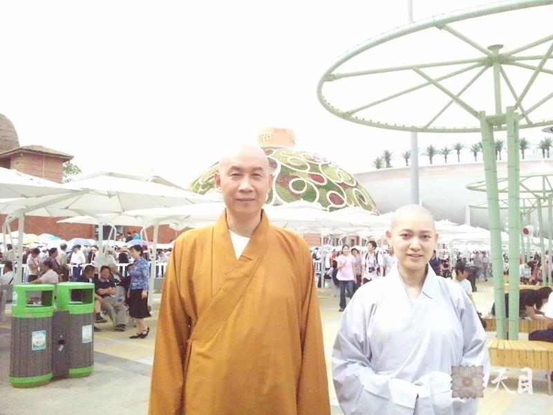 20100526圣观法师带领果实法师游览上海世博会印度馆常阳居士做护法