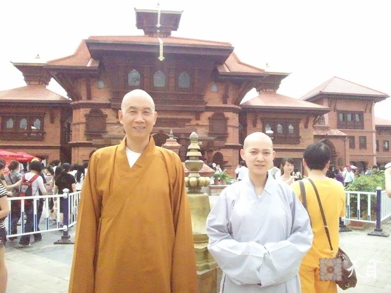 20100526圣观法师带领果实法师游览上海世博会尼泊尔馆常阳居士做护法1