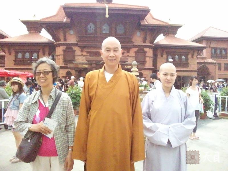 20100526圣观法师带领果实法师游览上海世博会尼泊尔馆常阳居士做护法1
