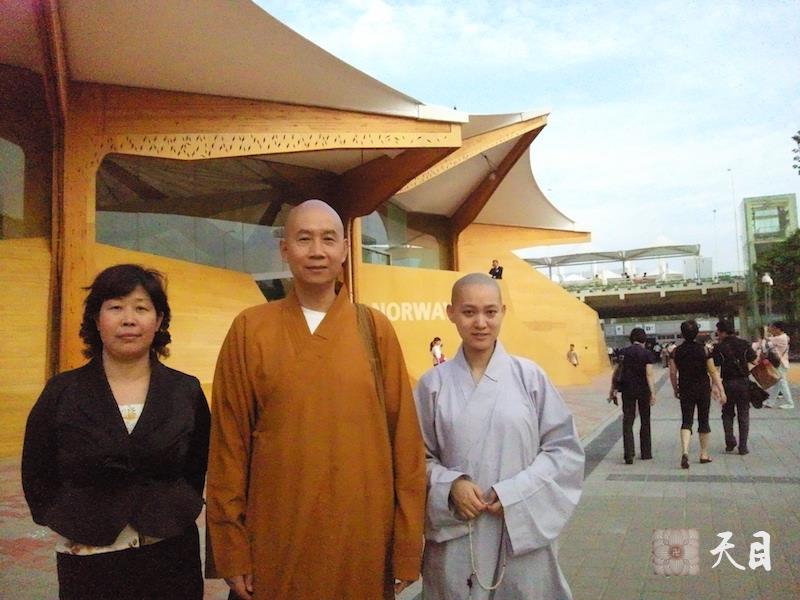 20100526圣观法师带领果实法师游览上海世博会挪威馆常阳居士做护法