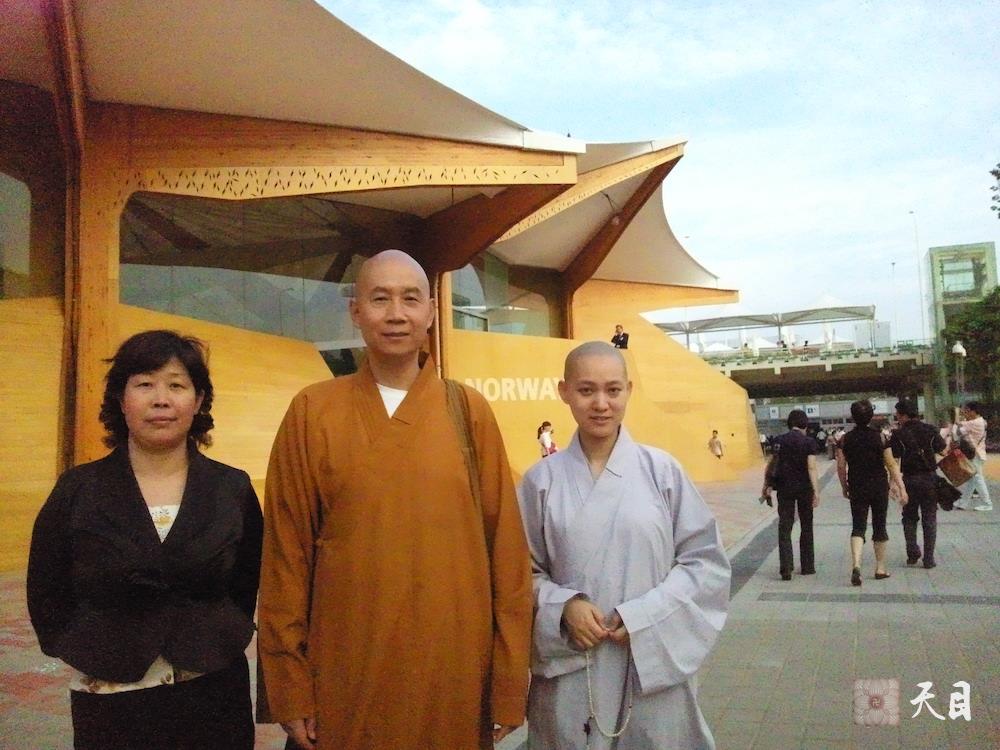 20100526圣观法师带领果实法师游览上海世博会挪威馆常阳居士做护法