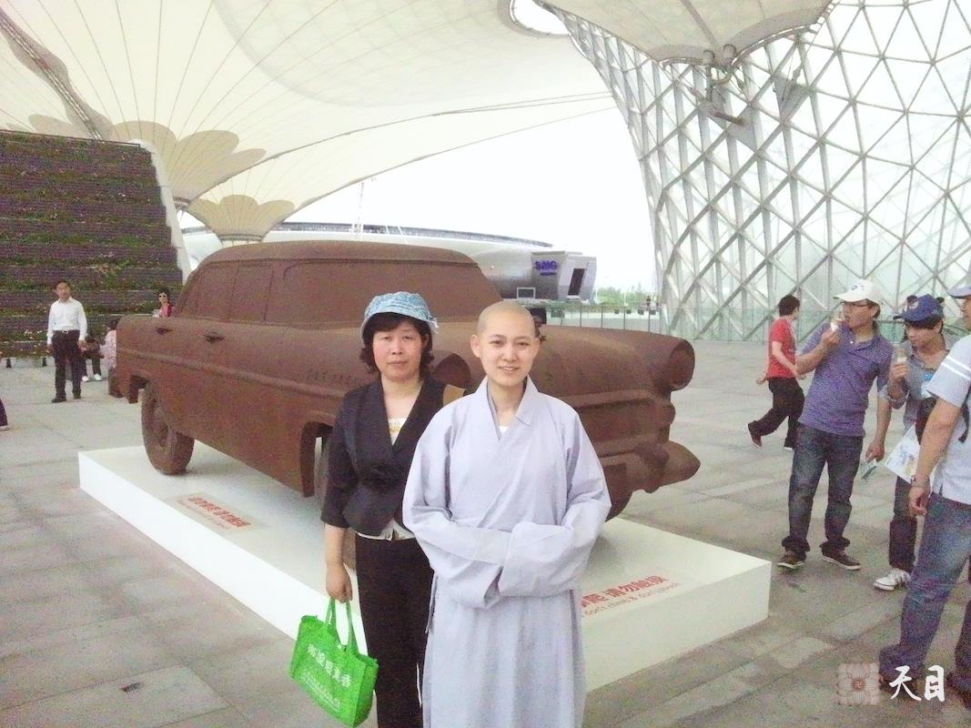 20100526果实法师跟随恩师圣观法师游览上海世博会世博轴常阳居士做护法