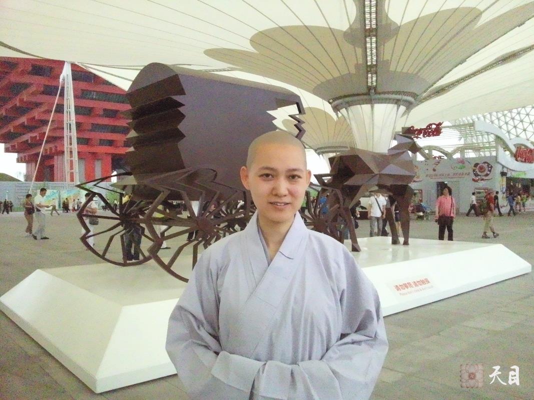 20100526果实法师跟随恩师圣观法师游览上海世博会世博轴常阳居士做护法