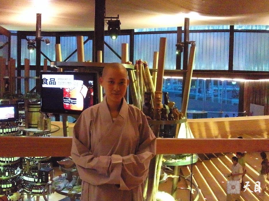 20100526果实法师跟随恩师圣观法师游览上海世博会智利馆木雕像常阳居士做护法