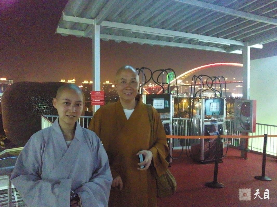 20100526圣观法师带领果实法师游览上海世博会英国馆常阳居士做护法