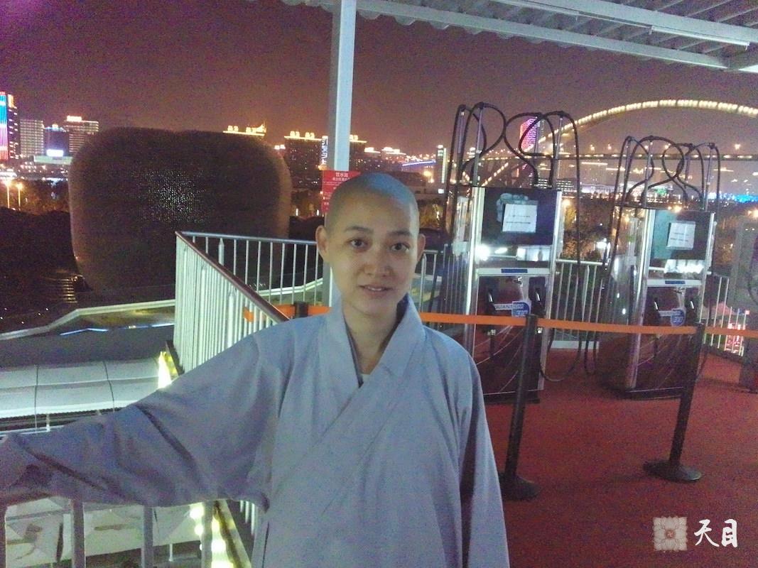 20100526果实法师跟随恩师圣观法师游览上海世博会英国馆常阳居士做护法