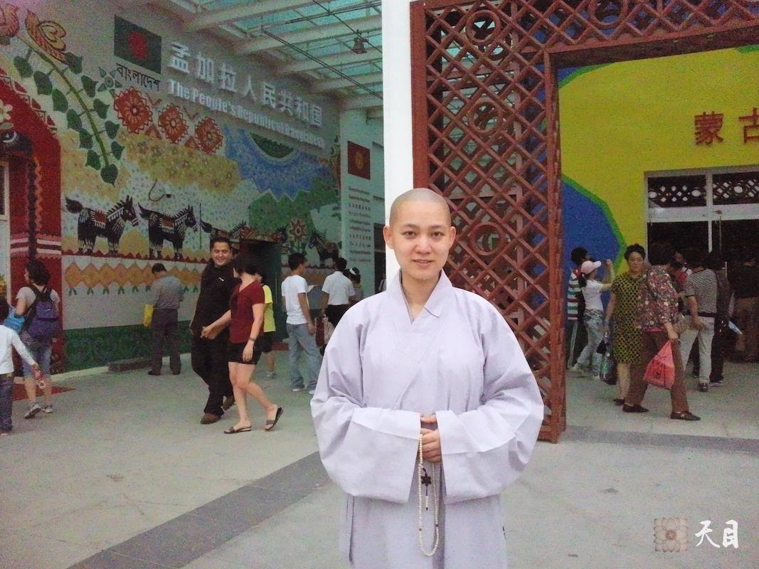 20100526果实法师跟随恩师圣观法师游览上海世博会孟加拉国馆常阳居士做护法