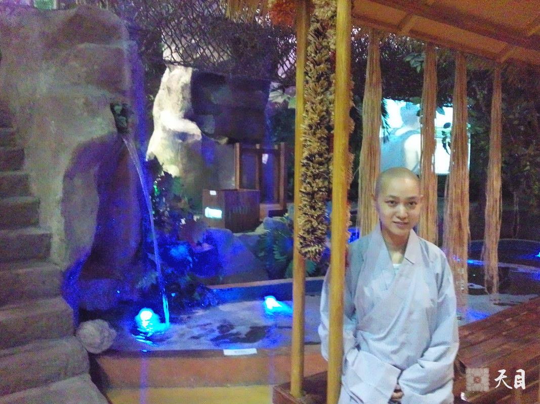 20100526果实法师跟随恩师圣观法师游览上海世博会非洲联合馆常阳居士做护法