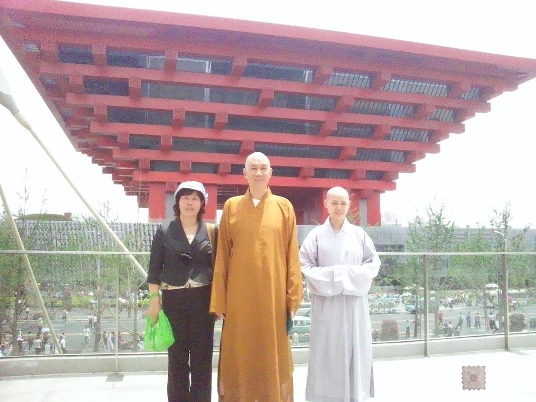 20100526圣观法师带领果实法师游览上海世博会中国馆常阳居士做护法