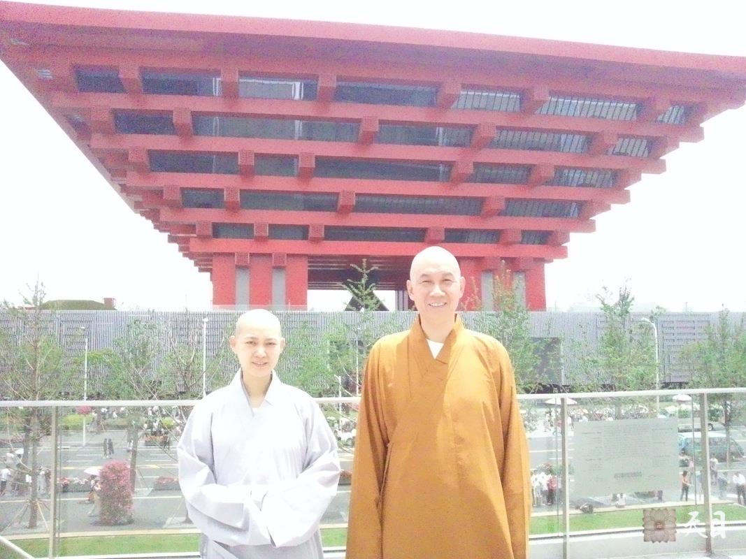 20100526圣观法师带领果实法师游览上海世博会中国馆常阳居士做护法