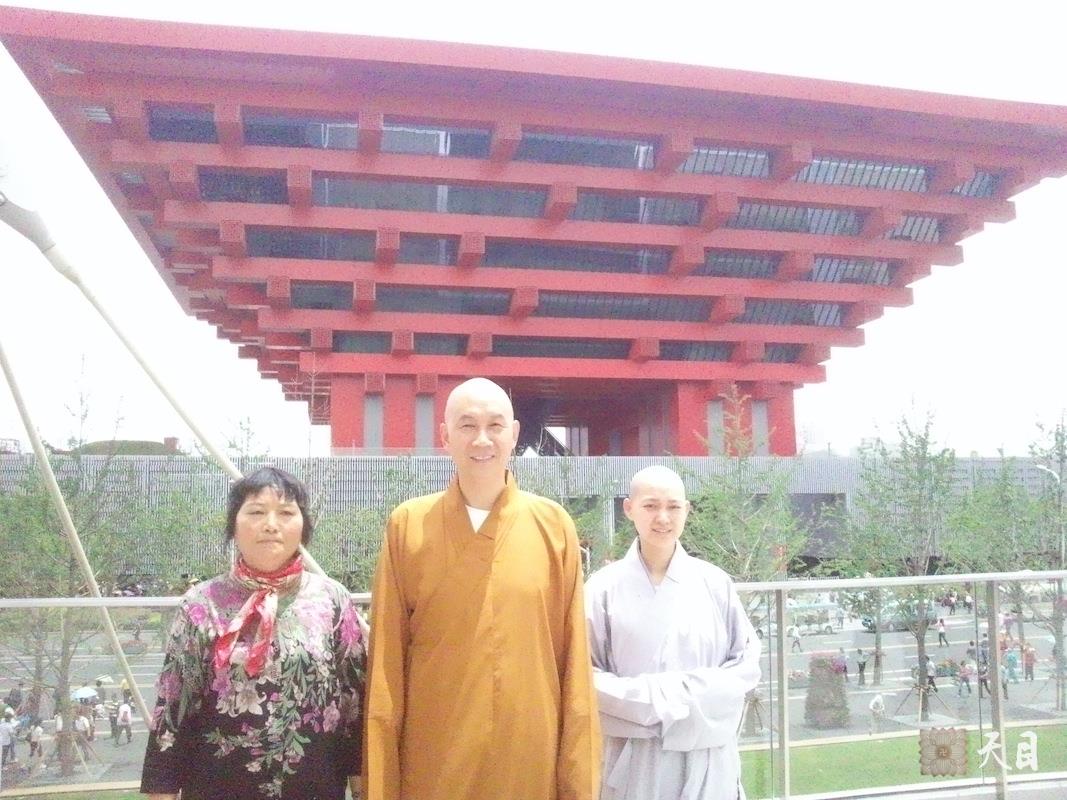 20100526圣观法师带领果实法师游览上海世博会中国馆常阳居士做护法