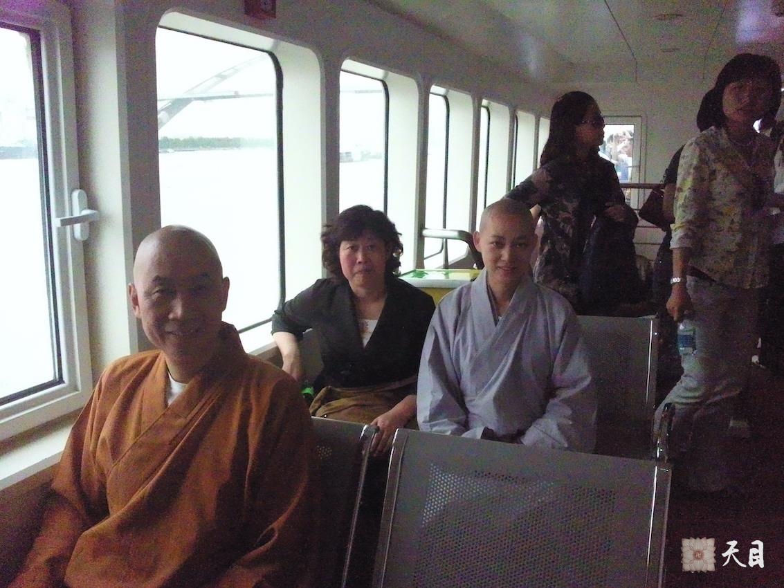 20100526圣观法师带领果实法师游览上海世博会在渡轮上常阳居士做护法