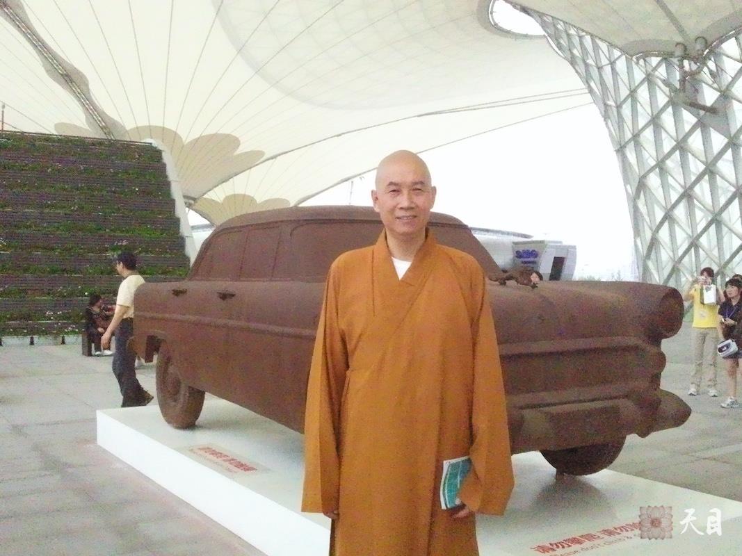 20100526圣观法师带领果实法师游览上海世博会世博轴常阳居士做护法