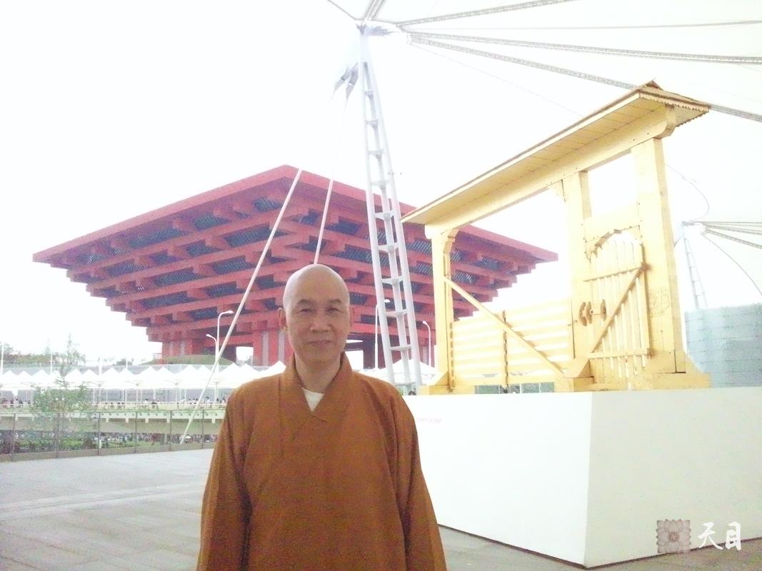 20100526圣观法师带领果实法师游览上海世博会中国馆常阳居士做护法