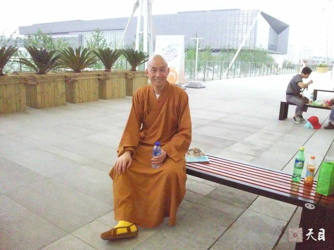 20100526圣观法师带领果实法师游览上海世博会世博轴常阳居士做护法