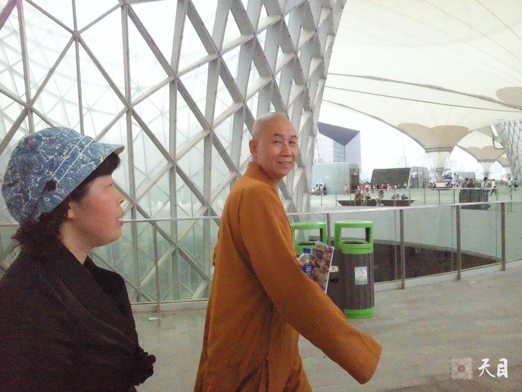 20100526圣观法师带领果实法师游览上海世博会在世博轴给前来请法的外籍游客信众结缘名片常阳居士做护法