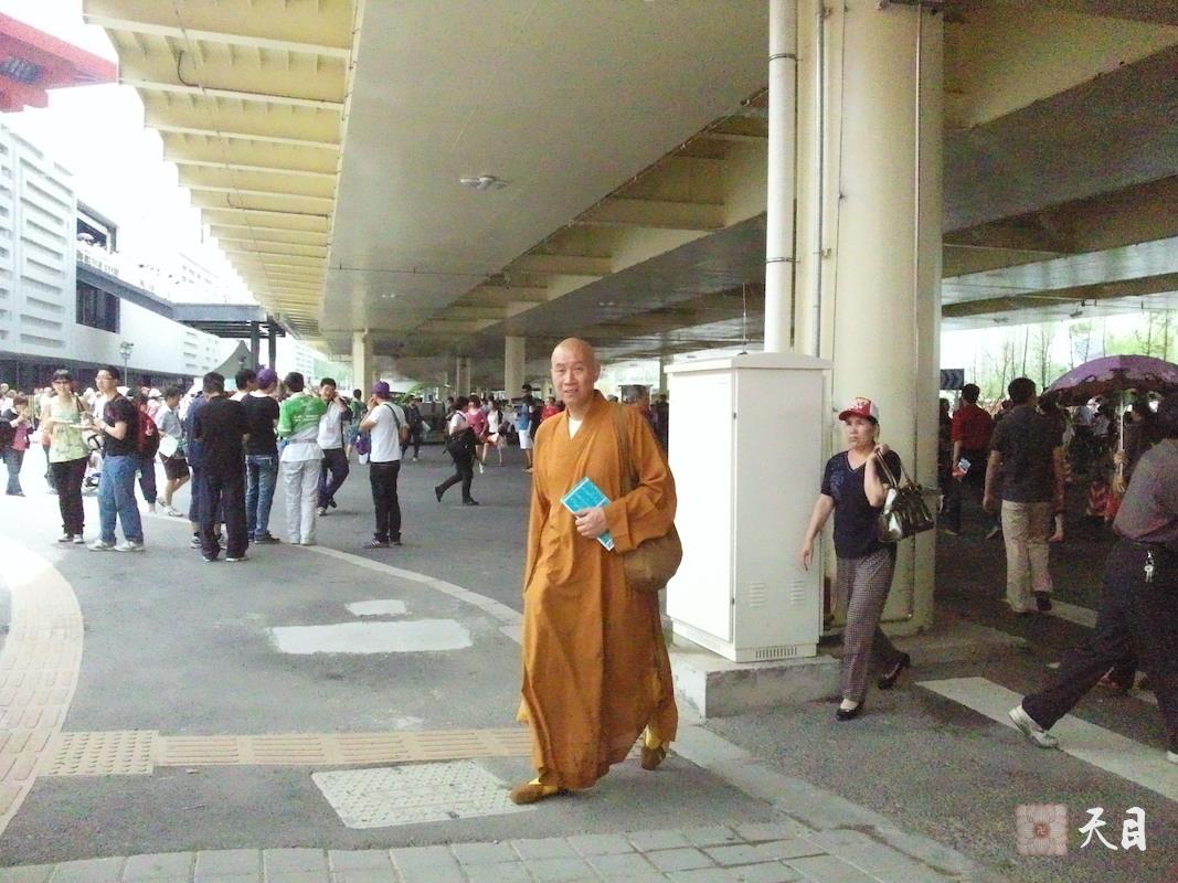 20100526圣观法师带领果实法师游览上海世博会在世博轴给前来请法的外籍游客信众结缘名片常阳居士做护法