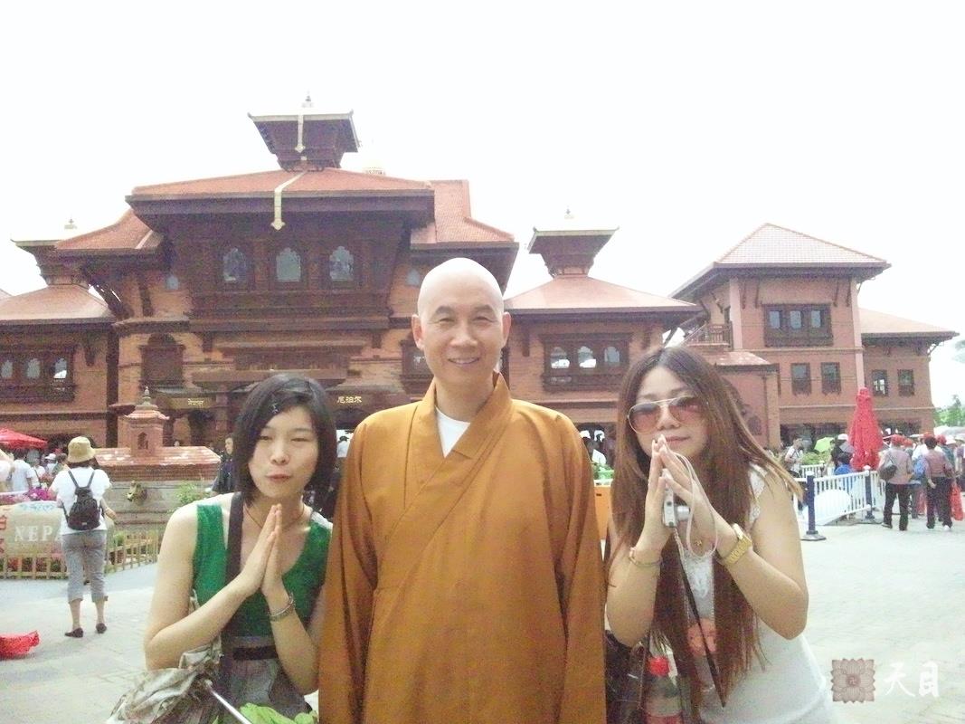 20100526圣观法师带领果实法师游览上海世博会尼泊尔馆常阳居士做护法2