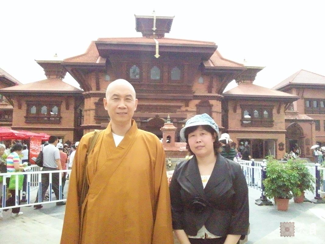 20100526圣观法师带领果实法师游览上海世博会尼泊尔馆常阳居士做护法2