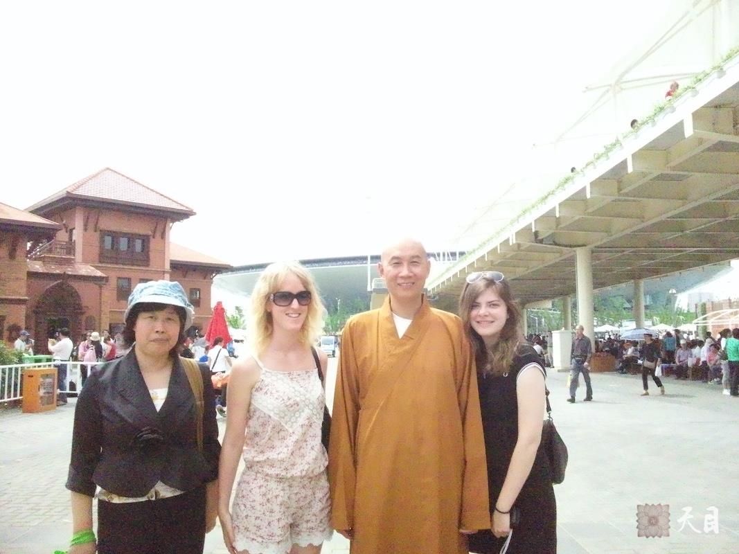 20100526圣观法师带领果实法师游览上海世博会尼泊尔馆常阳居士做护法2