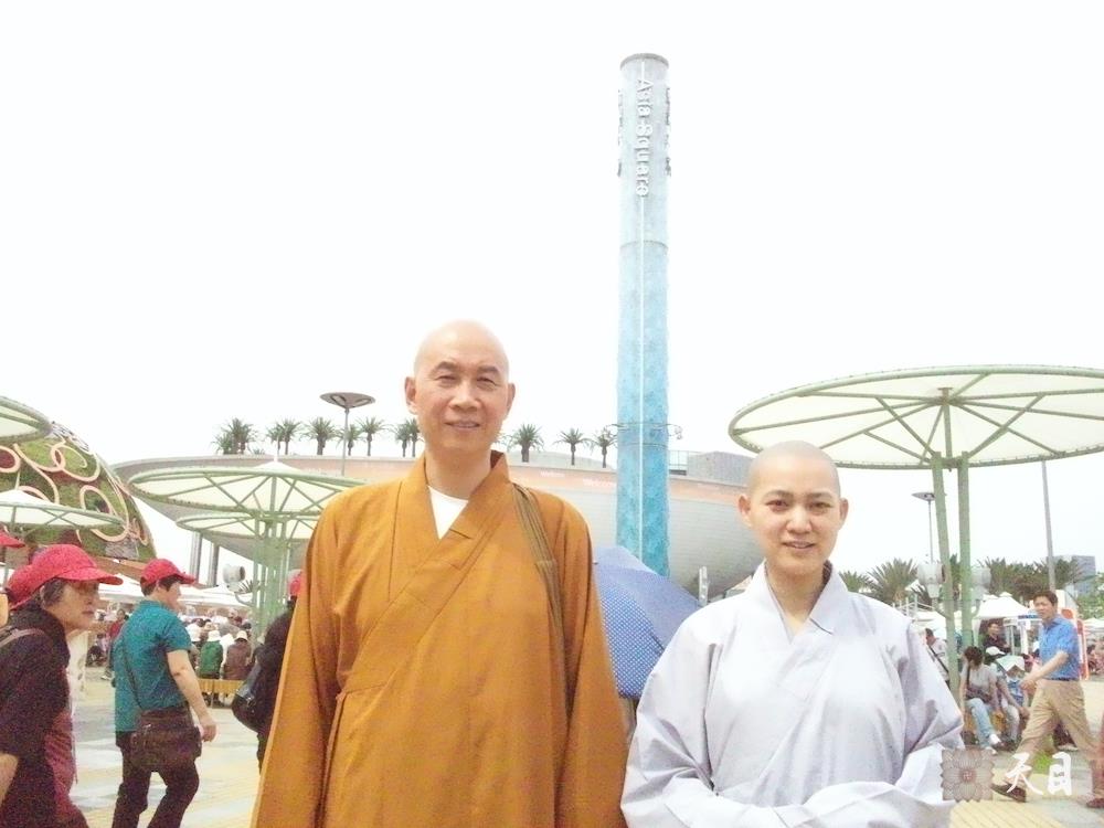 20100526圣观法师带领果实法师游览上海世博会印度馆常阳居士做护法