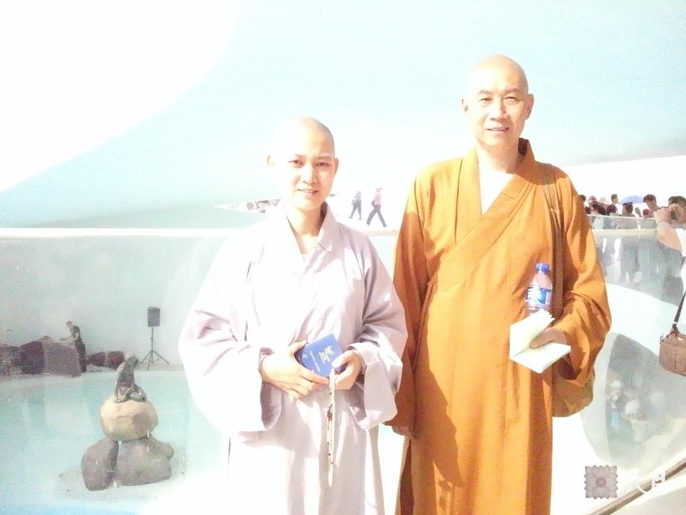 20100526圣观法师带领果实法师游览上海世博会丹麦馆小美人鱼雕像常阳居士做护法