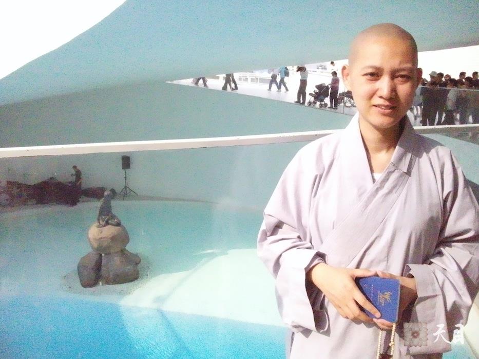 20100526果实法师跟随恩师圣观法师游览上海世博会丹麦馆小美人鱼雕像常阳居士做护法