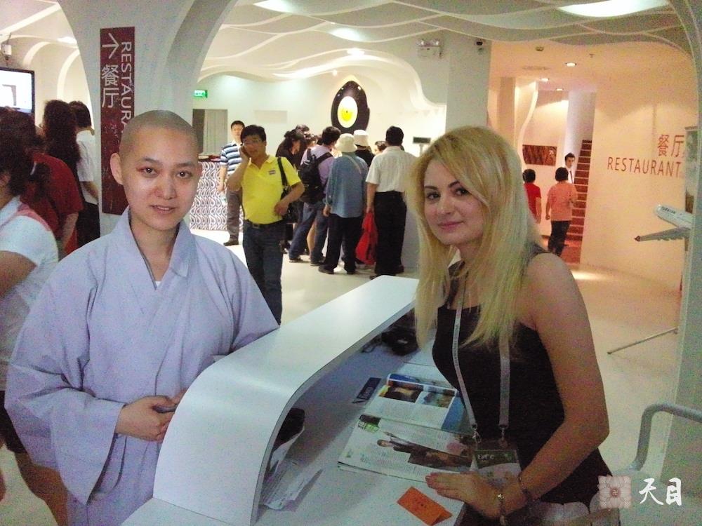 20100526果实法师跟随恩师圣观法师游览上海世博会土耳其馆常阳居士做护法