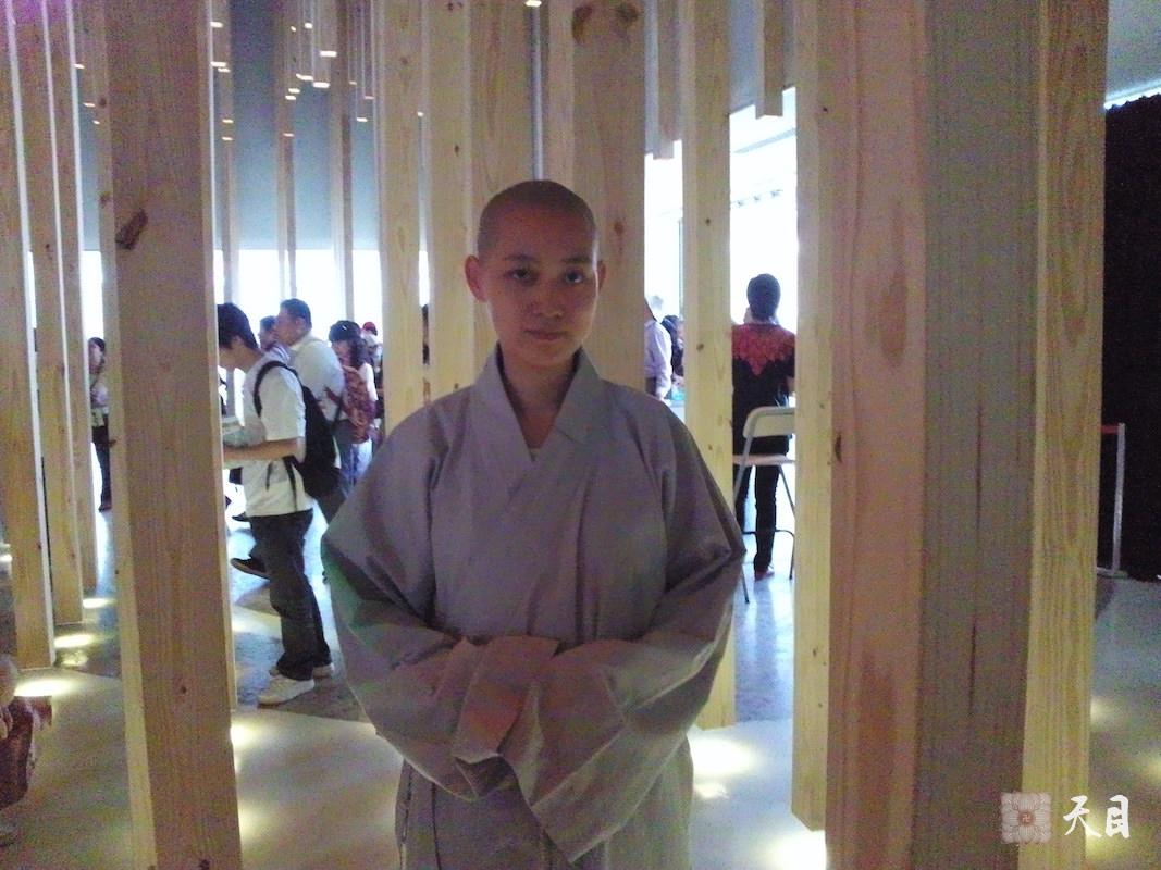 20100526果实法师跟随恩师圣观法师游览上海世博会匈牙利馆常阳居士做护法