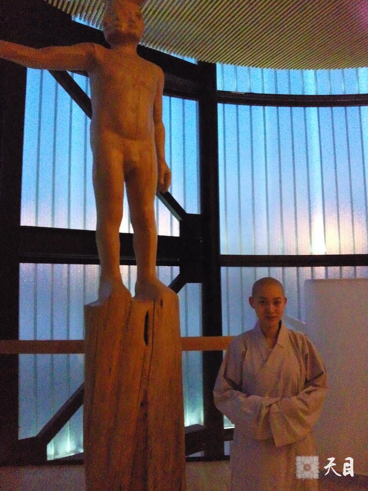 20100526果实法师跟随恩师圣观法师游览上海世博会智利馆木雕像常阳居士做护法