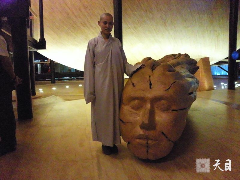 20100526果实法师跟随恩师圣观法师游览上海世博会智利馆木雕像常阳居士做护法