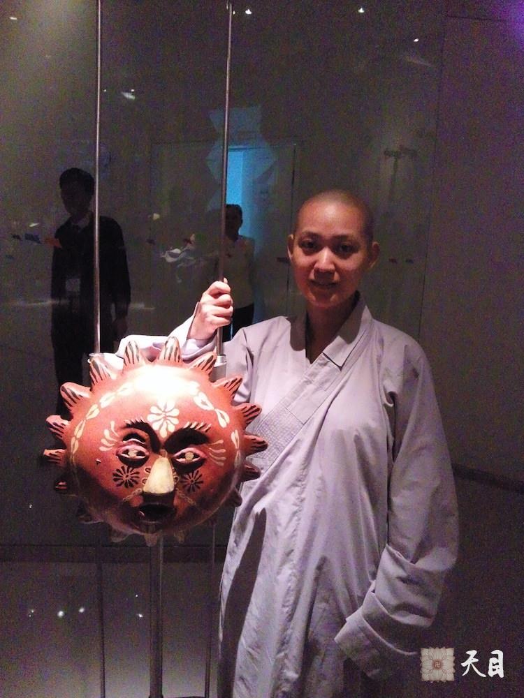 20100526果实法师跟随恩师圣观法师游览上海世博会墨西哥馆多罗雷斯圣母祭坛及脸谱常阳居士做护法