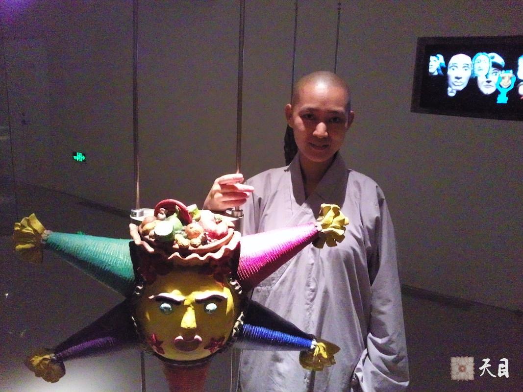 20100526果实法师跟随恩师圣观法师游览上海世博会墨西哥馆多罗雷斯圣母祭坛及脸谱常阳居士做护法