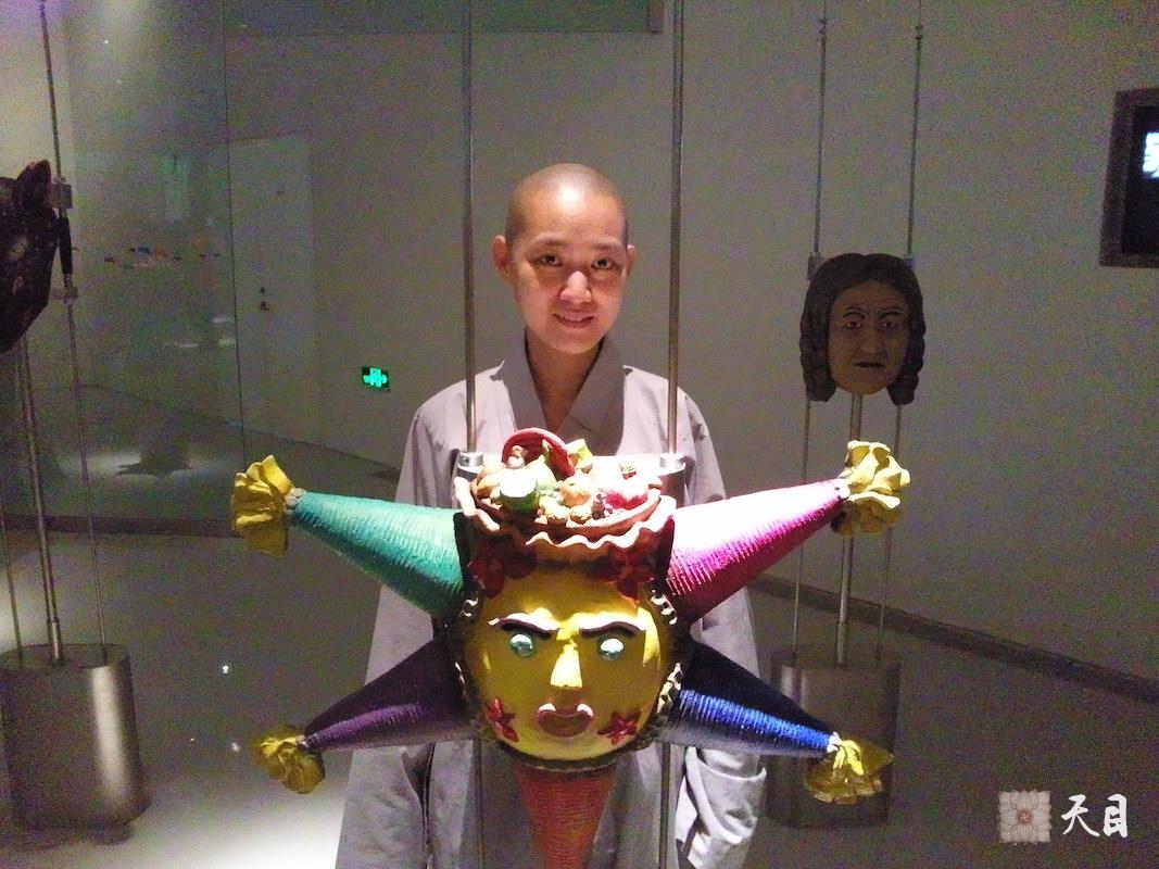 20100526果实法师跟随恩师圣观法师游览上海世博会墨西哥馆多罗雷斯圣母祭坛及脸谱常阳居士做护法