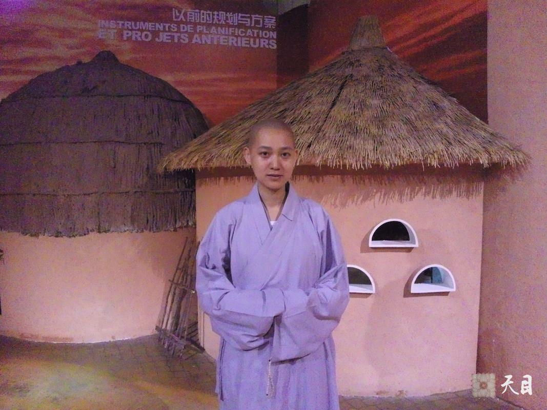 20100526果实法师跟随恩师圣观法师游览上海世博会非洲联合馆常阳居士做护法