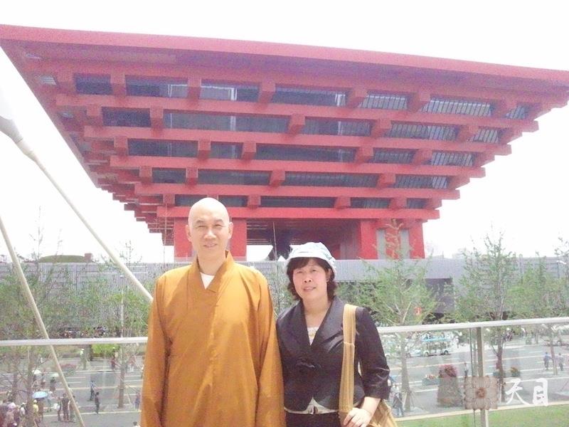 20100526圣观法师带领果实法师游览上海世博会中国馆常阳居士做护法