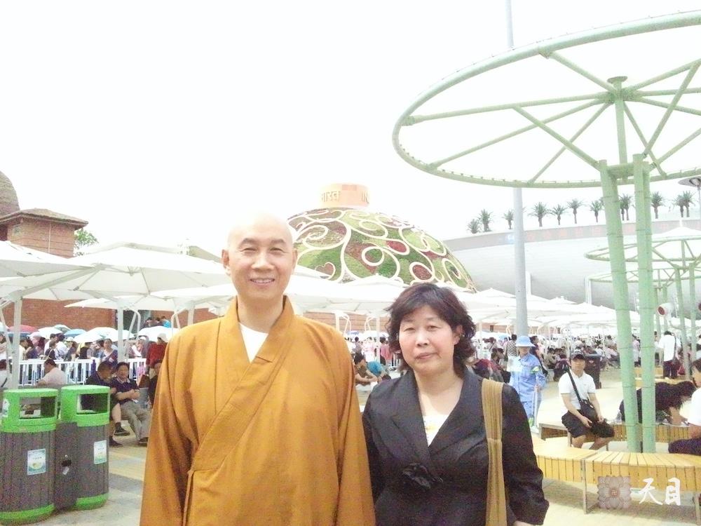 20100526圣观法师带领果实法师游览上海世博会印度馆常阳居士做护法