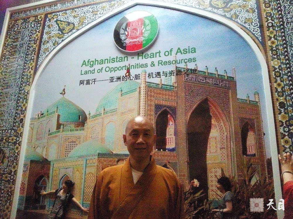 20100526圣观法师带领果实法师游览上海世博会阿富汗馆常阳居士做护法