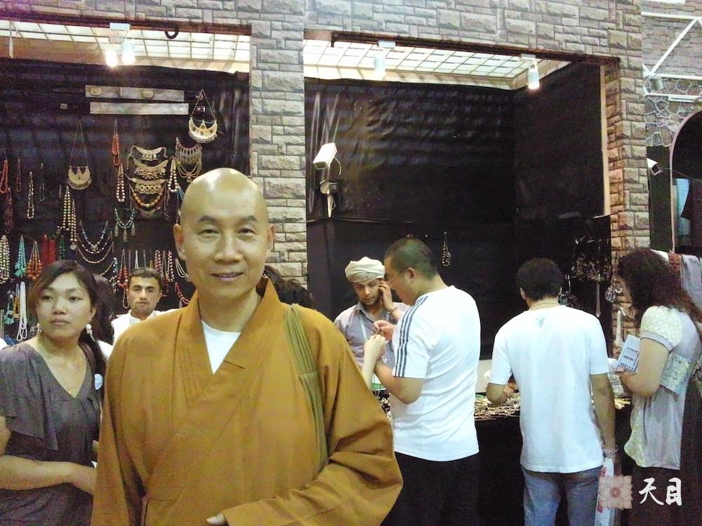 20100526圣观法师带领果实法师游览上海世博会阿富汗馆常阳居士做护法