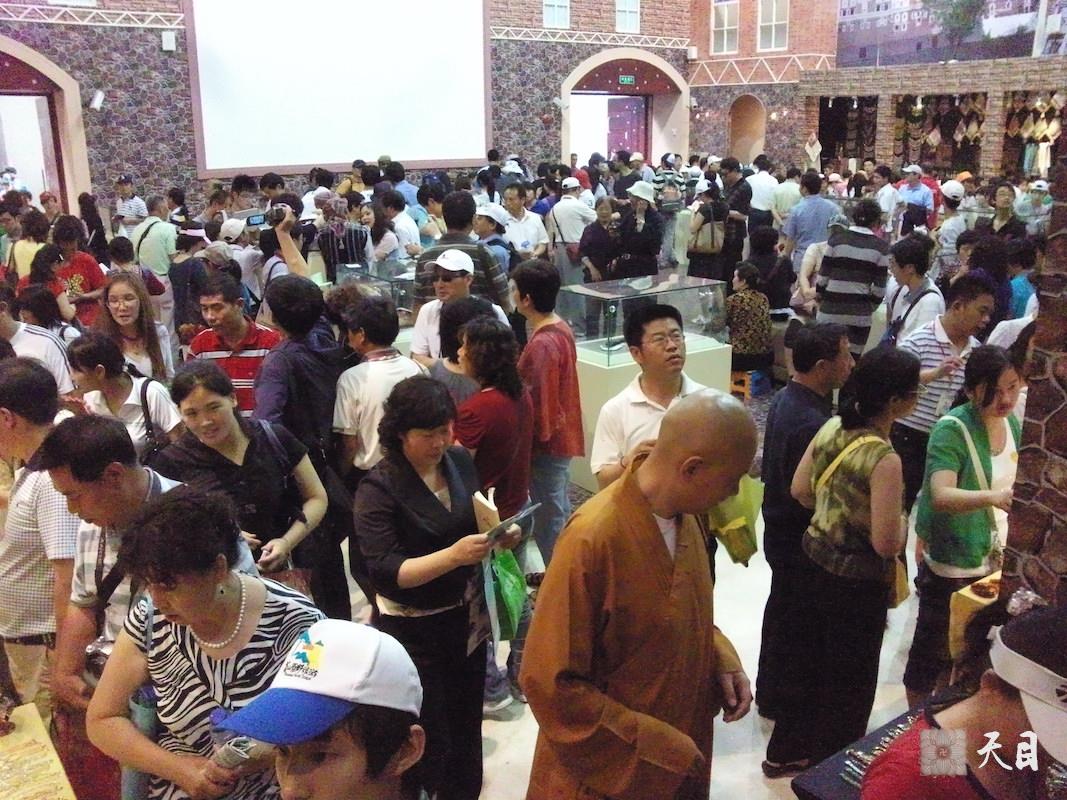 20100526圣观法师带领果实法师游览上海世博会阿富汗馆常阳居士做护法