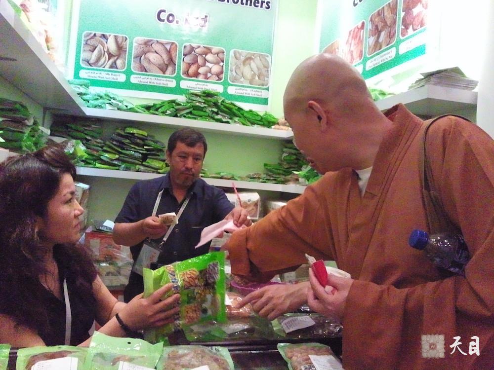 20100526圣观法师带领果实法师游览上海世博会阿富汗馆常阳居士做护法